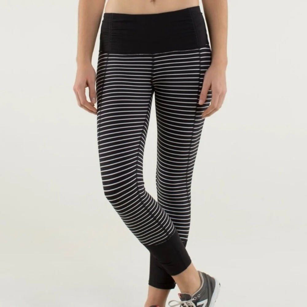 1076 lululemon Runday Crop - Size 4 - Parallel Stripe Black/White - Picture 2 of 14